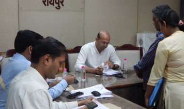 जनचौपाल में आए 60 आवेदन, कलेक्टर ने निराकरण के दिए निर्देश