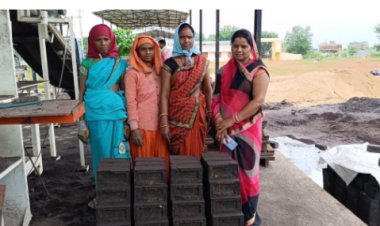 फ्लाई ऐश ईंट बनाकर महिलाएं हो रही आत्मनिर्भर