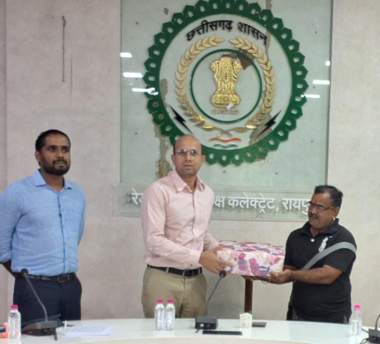 कलेक्टर  ने पर्यावरण संरक्षण के लिए काम करने वाले राजधानी के शिल्पकार श्री बैरागी को किया सम्मानित