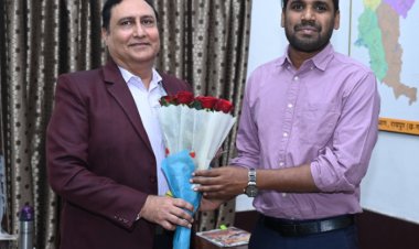 संभागायुक्त डॉ अलंग से निगम आयुक्त श्री अबिनाश मिश्रा ने की सौजन्य भेंट