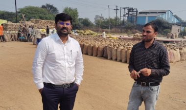 कलेक्टर के निर्देश पर राजस्व अधिकारियों ने किया धान खरीदी केन्द्रों का निरीक्षण