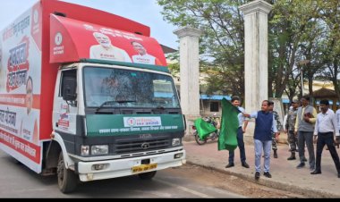 एलईडी वैन से लोगों को मिलेगी शासकीय योजनाओं की जानकारी, फायदा उठाने के तरीके-प्रक्रिया भी बतायी जाएगी    कलेक्टर डॉ. गौरव सिंह ने एलईडी वैन को हरी झंडी दिखा किया रवाना