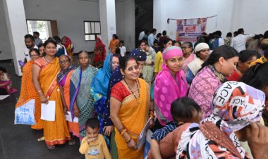 महतारी वंदन योजना के फॉर्म वितरण के तीसरे दिन भी महिलाओं में उत्साह दिखा।