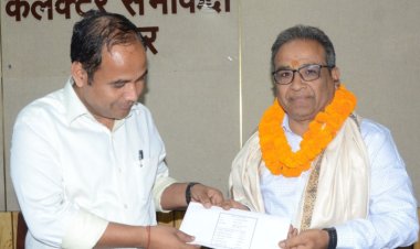 कलेक्टर ने सेवानिवृत्त होने पर श्री तिवारी का पुष्प गुच्छ देकर किया सम्मान