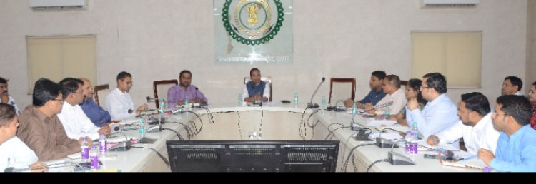 आगामी लोकसभा चुनाव के परिपेक्ष्य में मतदान केन्द्र में बिजली, पानी की व्यवस्था सुनिश्चित की जाए: कलेक्टर डॉ गौरव सिंह