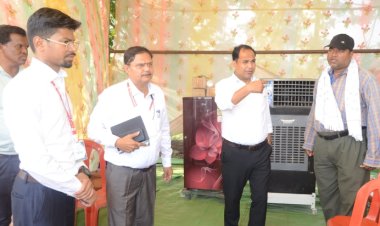 कलेक्टर डॉ. गौरव सिंह ने किया आरंग विधानसभा के मतदान केंद्र और एसएसटी पाइंट का निरीक्षण