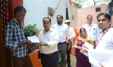 ज़िला निर्वाचन अधिकारी एवं कलेक्टर डॉ. गौरव कुमार सिंह स्वयं पहुंचे मतदाताओं के घर, दिया मतदाता पर्ची, किया मतदान का आग्रह