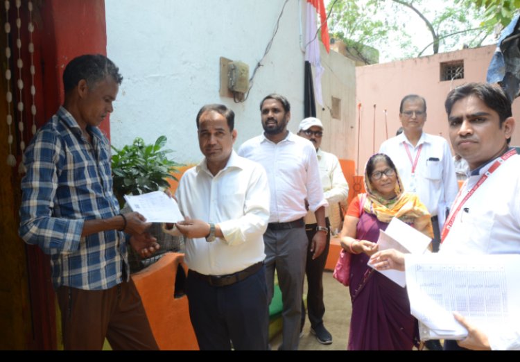 ज़िला निर्वाचन अधिकारी एवं कलेक्टर डॉ. गौरव कुमार सिंह स्वयं पहुंचे मतदाताओं के घर, दिया मतदाता पर्ची, किया मतदान का आग्रह