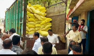 खाद बीज के लिए किसानों को भटकना ना पड़े, समय पर पर्याप्त भंडारण हो: कलेक्टर डॉ सिंह   कलेक्टर डॉ. गौरव सिंह ने कृषि साख सहकारी समिति का किया निरीक्षण