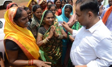 कलेक्टर ने महिला समूह से खरीदा वाशिंग पाउडर, सदस्यों ने कहा धन्यवाद सर