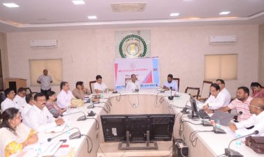 कलेक्टर ने बिजली विभाग के योजनाओं की धीमी प्रगति पर जताई नाराजगी