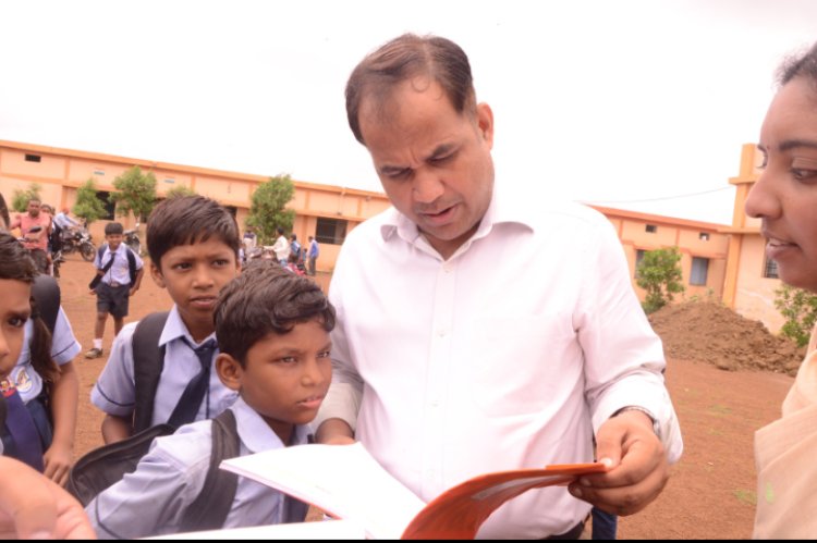 कलेक्टर ने स्कूली बच्चों से वितरित पुस्तकों की ली जानकारी, स्वयं बैग खोलकर भी देखा