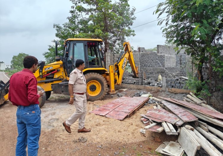 संवेदनशील मुख्यमंत्री की सख्त कार्रवाई : सेजबहार में सरकारी जमीन से हटाया गया बेजा कब्जा, पक्के निर्माण और तार फेंसिग घेरा भी तोड़ा