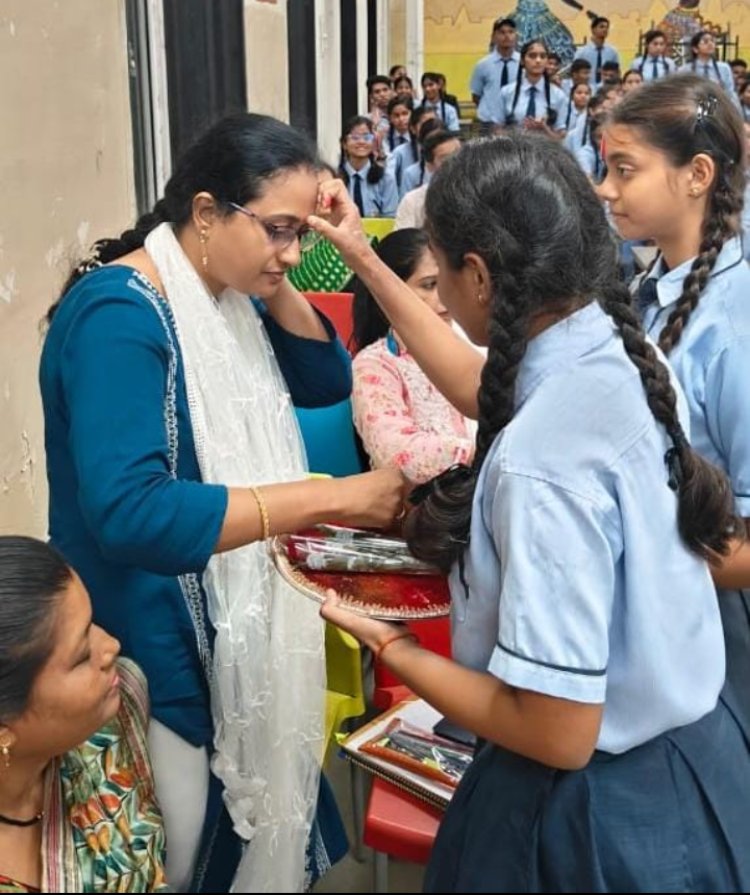 गुरुपूर्णिमा पर स्कूलों में विभिन्न कार्यक्रम   गुरूओं का तिलक लगाकर किया सम्मान