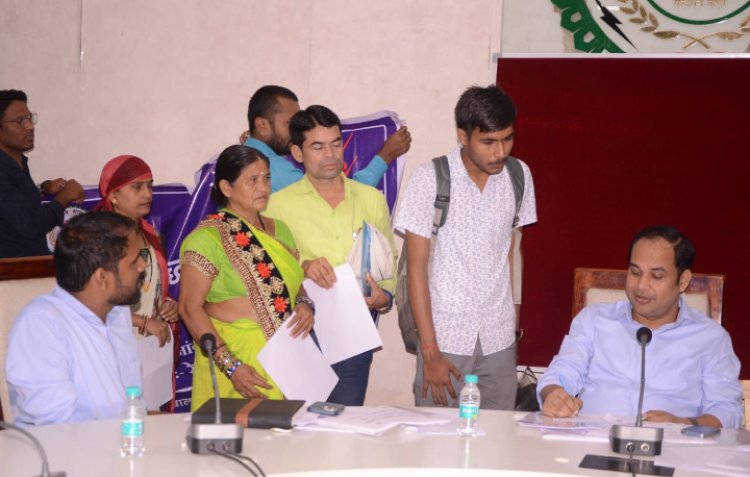 कलेक्टर डॉ. गौरव सिंह ने जनदर्शन में सुनी आम नागरिकों की समस्याएं    संबंधित विभागों को आवेदनों को त्वरित निराकरण के दिए निर्देश