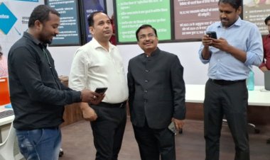 संभागायुक्त श्री कावरे ने किया जन समस्या निवारण कॉल सेंटर का अवलोकन, कलेक्टर की पहल को सराहा