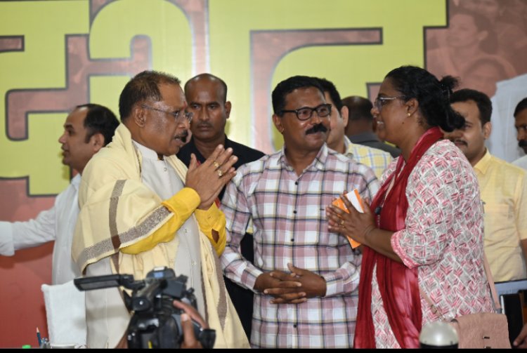 सिल्वर मेडल जीतने वाली रीबा बेन्नी के माता-पिता ने जनदर्शन में मुलाकात कर मुख्यमंत्री का जताया आभार