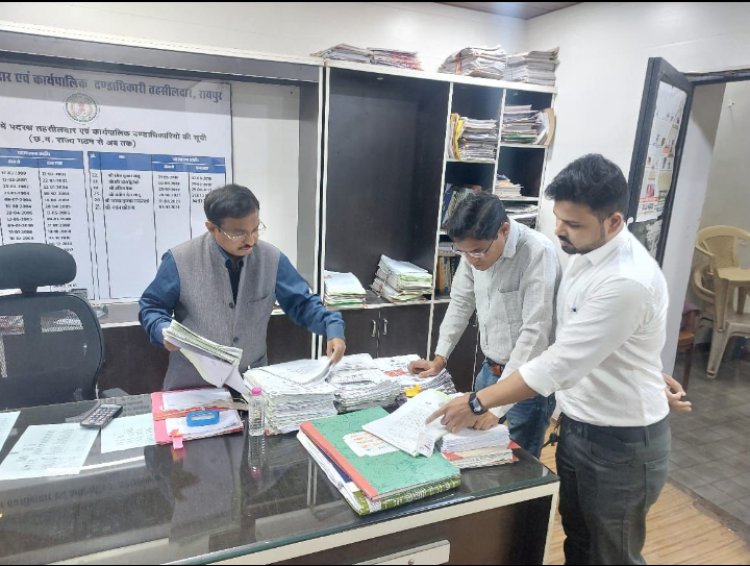 श्री कावरे अचानक पहुंचे एसडीएम और तहसील कार्यालय, जांचे रिकार्ड    अधिकारी-कर्मचारियों के नाम-पद वाली पट्टिकायें भी लगाने के दिए निर्देश