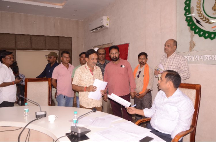 कलेक्टर डाॅ. गौरव सिंह ने साप्ताहिक जनदर्शन में सुनी आम नागरिकों की समस्याएं