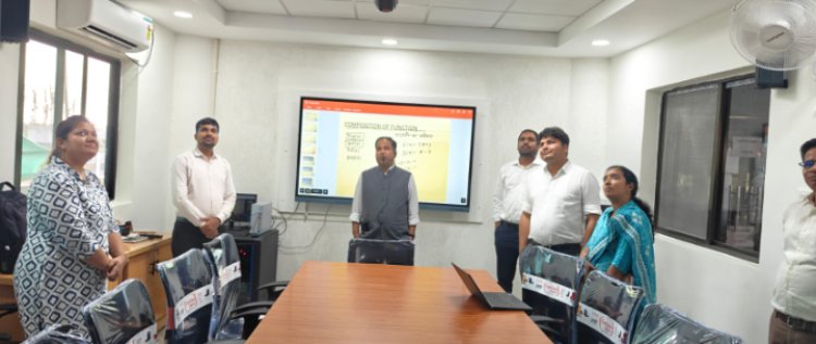 कलेक्टर डाॅ. गौरव सिंह ने लिया छात्रों से कोचिंग सेंटर का फीडबैक