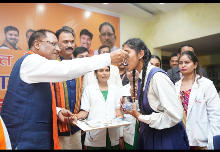राष्ट्रीय कृमि मुक्ति दिवस: मुख्यमंत्री ने दानी स्कूल में छात्राओं को कृमि रोधी दवा खिलाकर किया शुभारंभ