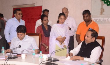 श्रमकार्ड बना योजना का दिलाएं लाभ-कलेक्टर डॉ सिंह   जनदर्शन में सुनी आमनागरिकों की समस्याएं