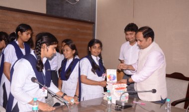 कलेक्टर डाॅ. गौरव सिंह ने जवाहर नवोदय विद्यालय के विद्यार्थियों को बताए सफलता के मूलमंत्र