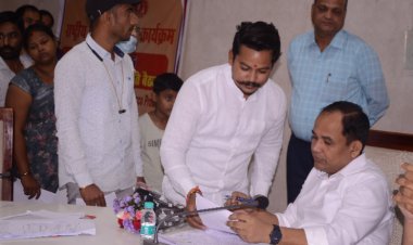 कलेक्टर डाॅ. गौरव सिंह ने जनदर्शन में सुनी आम नागरिकों की समस्याएं