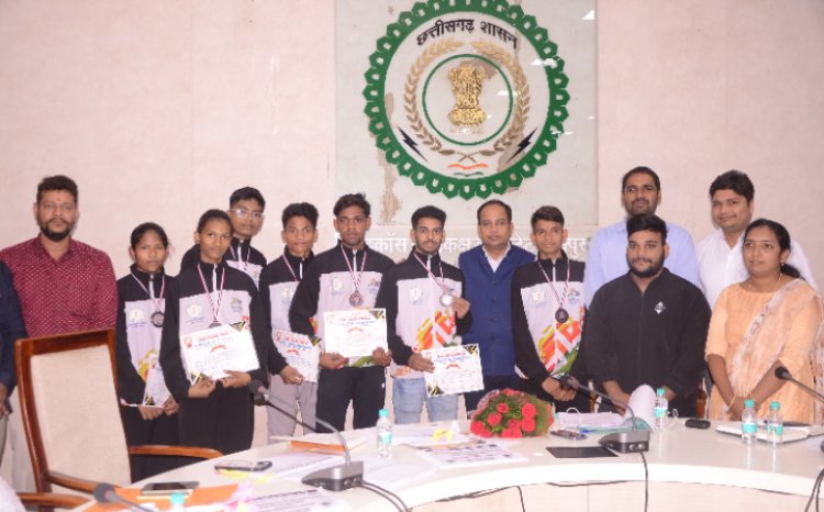 कलेक्टर डाॅ. गौरव सिंह ने वेटलिफ्टिंग में पदक जीतने वाले खिलाड़ियों का किया सम्मान  