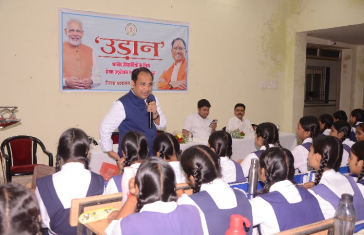 कलेक्टर ने कहा मुझे सबसे अधिक खुशी होगी, जब इस स्कूल की छात्रा उस जगह पहुंचे जिनके साथ सब ग्रुप फोटो खिंचवाये