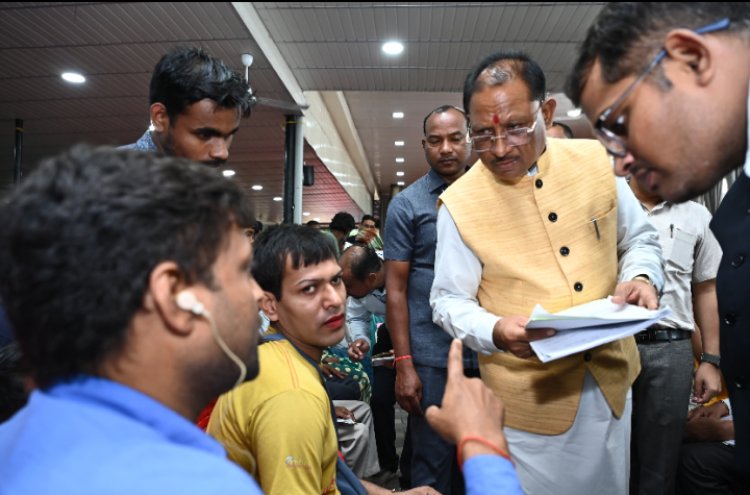 जनदर्शन में मुख्यमंत्री श्री विष्णुदेव साय ने दिव्यांग कलाकार का बढ़ाया हौसला