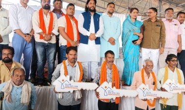 प्रधानमंत्री आवास से मिली खुशियों की चाबी, दौड़ी खुशियों की लहर