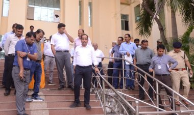 कलेक्टर एवं जिला निर्वाचन अधिकारी डॉ. गौरव सिंह ने स्ट्रांग रूम का किया निरीक्षण