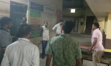 कलेक्टर डॉ. गौरव सिंह ने देर रात किया मतदान केंद्र का निरीक्षण   मतदान दलों के सुविधाओं का किया अवलोकन