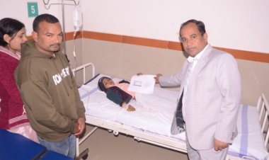 कलेक्टर ने आरंग में सामुदायिक स्वास्थ्य केन्द्र का किया निरीक्षण   भर्ती मरीज के लिए अपने समक्ष तुरंत बनवाया आयुष्मान कार्ड