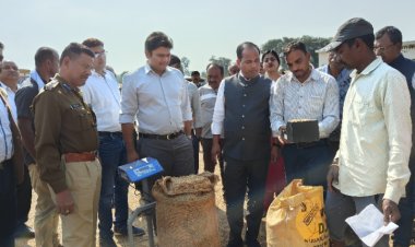 कलेक्टर-एसपी ने किया धान खरीदी केंद्र का निरीक्षण   धान का उठाव केंद्रों से जल्द से जल्द सुनिश्चित की जाएं: कलेक्टर डाॅ. गौरव सिंह