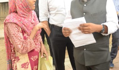 कलेक्टर डाॅ. गौरव सिंह की संवेदनशील पहल   छह माह से पेंशन के लिए भटक रही वृद्ध महिला को कलेक्टर ने आधे घंटे में दिलाया