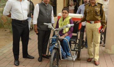 अब हाथों से नहीं, एक्सीलेटर से ट्रायसायकल दौड़ाएगी सीमा, रोजगार का भी खुला रास्ता