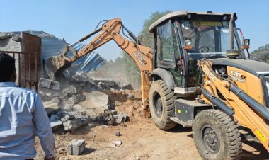 ग्रामीण क्षेत्रों में भी अतिक्रमण पर चला प्रशासन का बुलडोजर   तहसीलदार ने टेमरी में ढहाए चार अवैध मकान