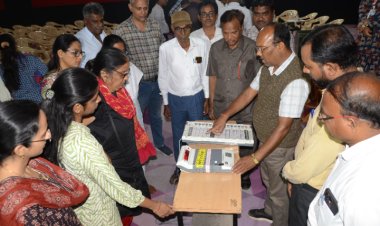 प्रशिक्षण में बताए जा रहे बारीकियों को गंभीरता से समझे: डॉ गौरव सिंह   मतदान दलों का हो रहे प्रशिक्षण कार्यक्रम में पहुंचे कलेक्टर