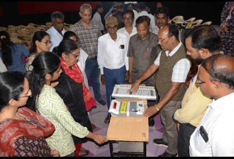 प्रशिक्षण में बताए जा रहे बारीकियों को गंभीरता से समझे: डॉ गौरव सिंह   मतदान दलों का हो रहे प्रशिक्षण कार्यक्रम में पहुंचे कलेक्टर