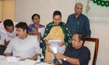 कलेक्टर डॉ. गौरव सिंह ने जनदर्शन में गंभीरतापूर्वक सुनीं लोगों की समस्या एवं शिकायतें