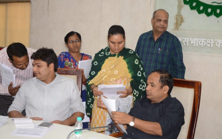 कलेक्टर डॉ. गौरव सिंह ने जनदर्शन में गंभीरतापूर्वक सुनीं लोगों की समस्या एवं शिकायतें