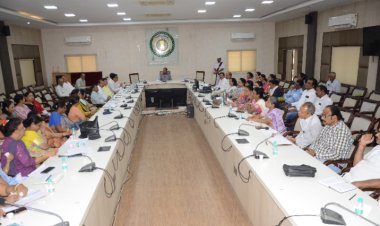 कलेक्टर ने शिक्षा विभाग की ली बैठक   स्कूलों में पेयजल, शौचालय की समस्या के समाधान के दिए निर्देश