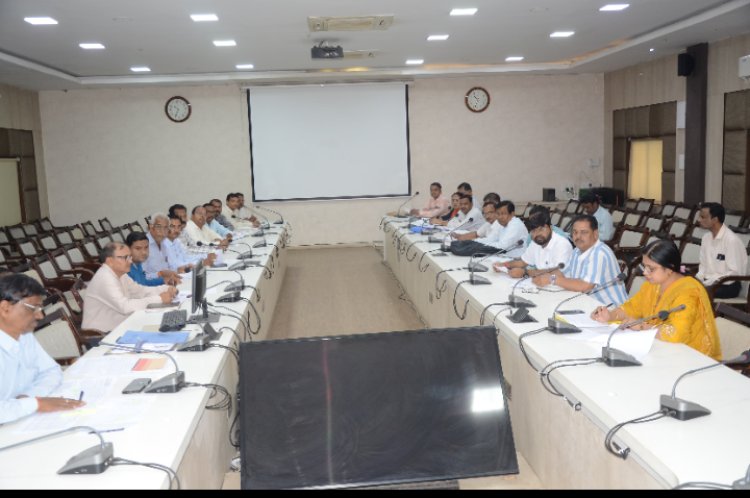 कलेक्टर ने खाद एवं बीज उठाव को लेकर अधिकारियों की ली बैठक