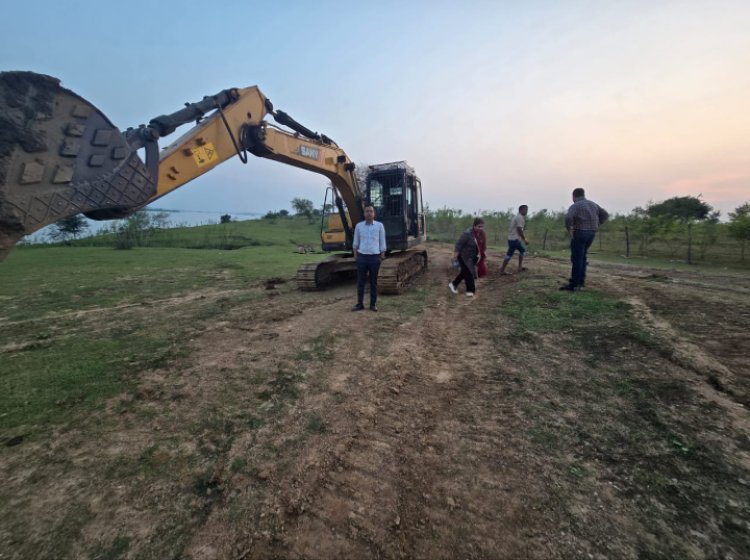 मुख्यमंत्री के निर्देश पर अवैध रेत खनन पर त्वरित कार्रवाई — ग्राम गुदगुदा में 2 बोट एवं 2 चैन माउंटेन जब्त*