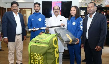 उप मुख्यमंत्री श्री अरुण साव ने नेशनल सेंटर ऑफ एक्सीलेंस में परफॉर्मेंस असेसमेंट के लिए चयनित खिलाड़ियों को दिए हॉकी किट