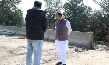 उप मुख्यमंत्री श्री अरुण साव ने पुल निर्माण कार्य का किया औचक निरीक्षण  अधिकारियों को गुणवत्तापूर्ण कार्य, संकेतक बोर्ड