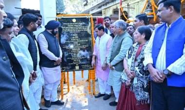 केन्द्रीय राज्य मंत्री श्री तोखन साहू ने किया सोलर हाईमास्ट संयंत्र का लोकार्पण
