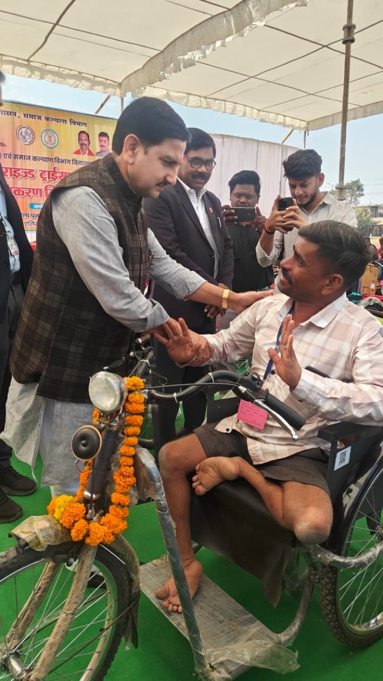केन्द्रीय राज्य मंत्री श्री तोखन साहू ने किया 56 दिव्यांगजनो को मोटराइज्ड ट्रायसिकल का वितरण